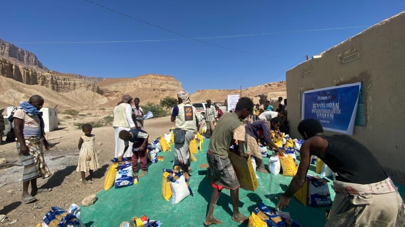 International Networking for Humanitarian (INH) menyalurkan bantuan pangan untuk keluarga miskin di Yaman tepatnya di distrik Hafidz Banatsir, Hajr, Hadramaut, Yaman.