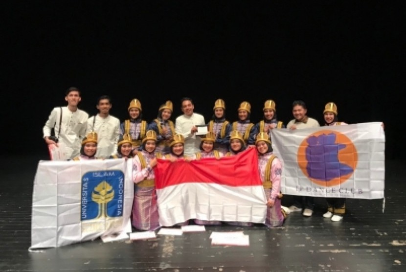 International Program Dance Club Universitas Islam Indonesia (IPDC-UII) saat tampil dalam International Folk Festival 2019 di Municipal Theatre, Catalonia, Spanyol, Senin (4/2).