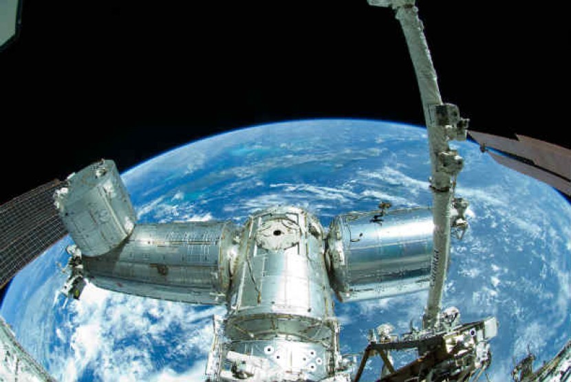 Stasiun luar angkasa internasional (ISS) mengalami masalah penyumbatan dalam sistem air sehingga selang-selang harus dikirim kembali ke Bumi untuk dibersihkan dan diperbaharui/ilustrasi
