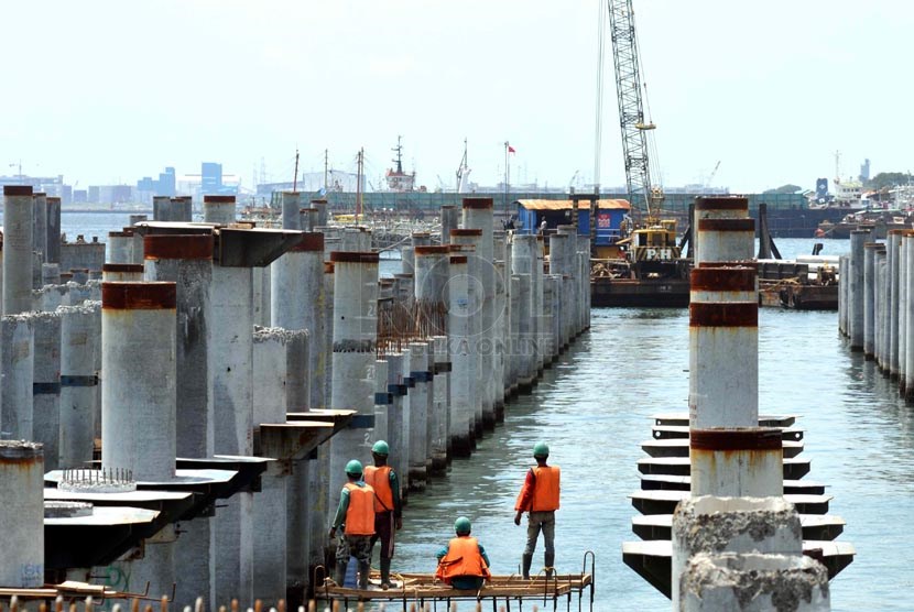 Investor Kalibaru Mundur. Pekerja mengerjakan pembangunan terminal petikemas Kalibaru Tanjung Priok, Jakarta, Senin (7/4).