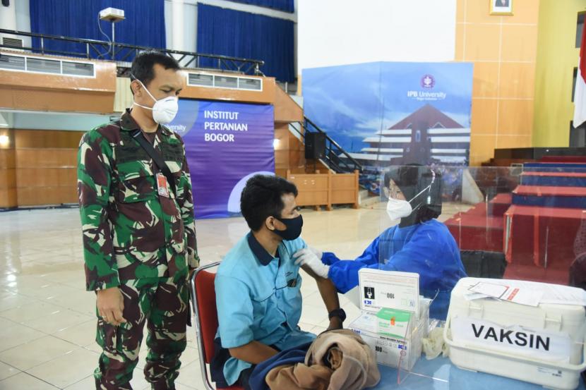 IPB University bekerja sama dengan TNI AU Lanud Atan Sendjaja menggelar vaksinasi masal, pada 6, 7 dan 10 Agustus 2021.