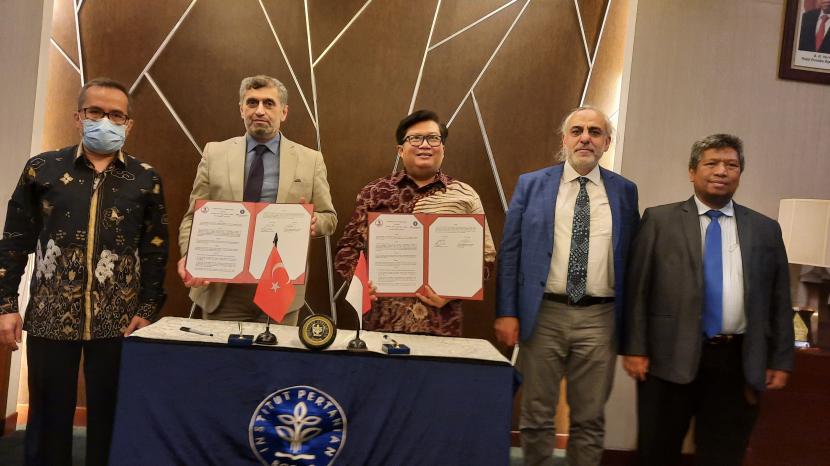 IPB University dan Ondokuz Mayis University (OMU), Turki  meneken  Memorandum of Understanding (MoU) di IPB International Convention Center, Bogor, Selasa  (31/5).