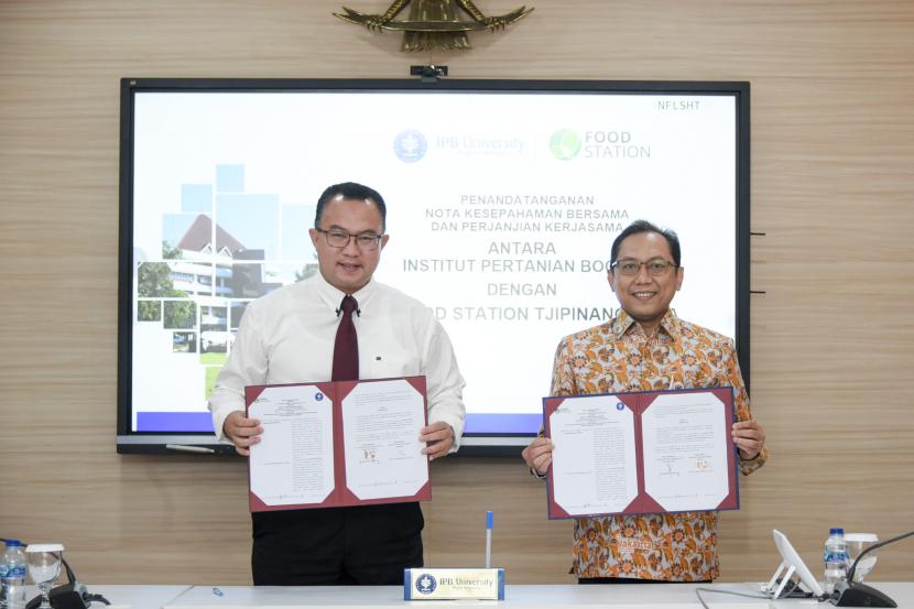 IPB University meneken kerja sama dengan salah satu Badan Usaha Milik Daerah (BUMD) DKI Jakarta, yakni PT Food Station Tjipinang Jaya, Sabtu (13/8/2022).