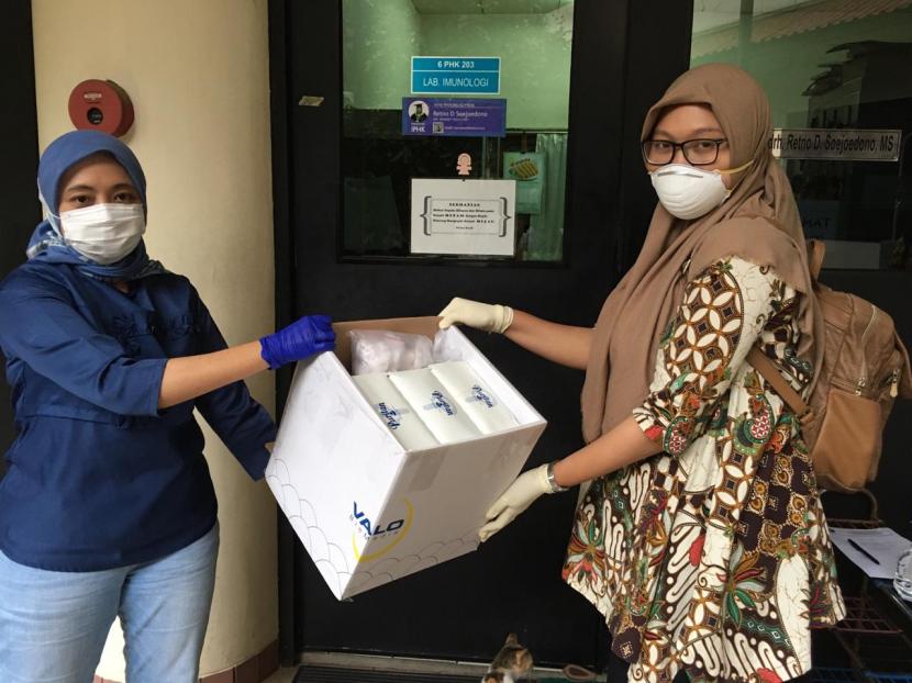 IPB University menyerahkan bantuan alat kesehatan dalam rangka penanganan virus Corona kepada Dinas Kesehatan Kota Bogor.