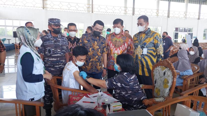 IPDN Kemendagri bersama TNI AL dan relawan covid-19 menyalurkan vaksin booster ke daerah Kendal, Jawa Tengah pada Ahad (27/2/2022). 