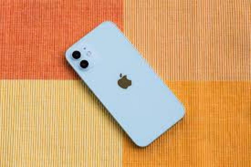 Apple sedang mempersiapkan pembaruan perangkat lunak untuk mengatasi dugaan masalah radiasi pada iPhone 12 setelah regulator Prancis menyatakan iPhone tersebut melebihi tingkat radiasi yang sesuai. 