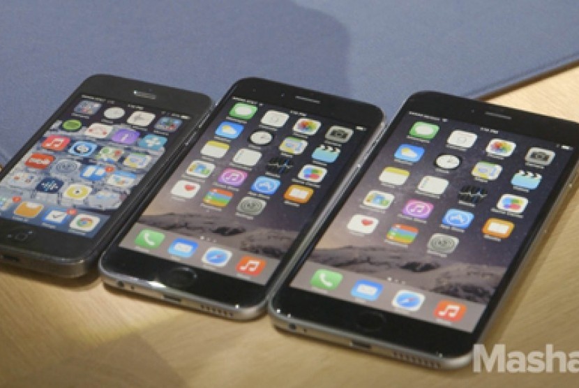 iPhone 5, iPhone 6, dan iPhone 6 Plus dijejerkan secara berurutan.