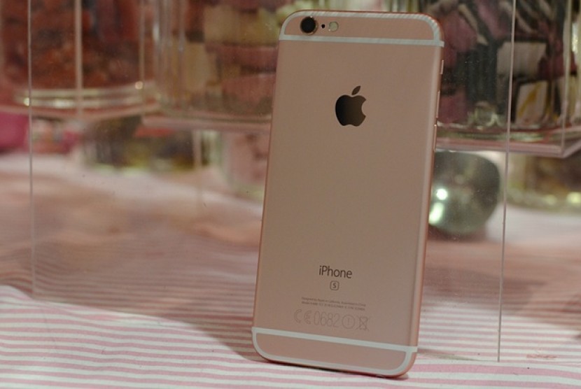 IPhone 6s berwarna pink.