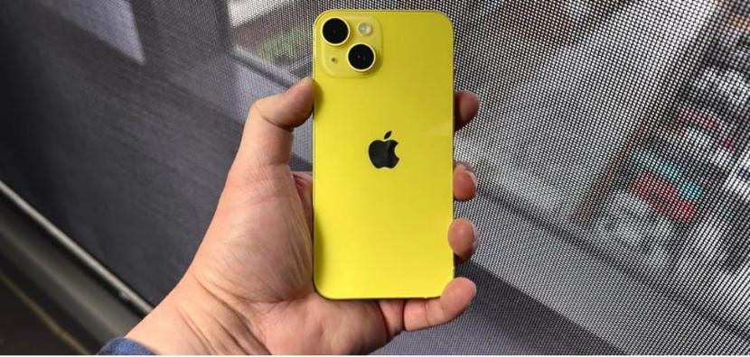 Iphone berwarna kuning yang menjadi sorotan.