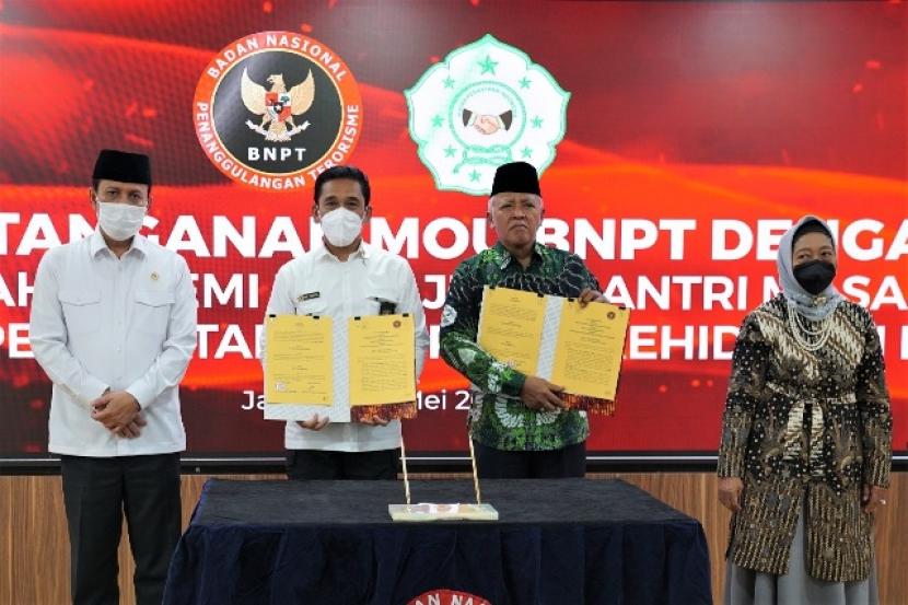 Ketum IPI KH K M T Abdul Muhaimin (kedua kanan), bersama jajaran pimpinan BNPT berpose usai penandatanganan kerja sama. Peran pesantren dalam wujudkan toleransi beragama dinilai penting.