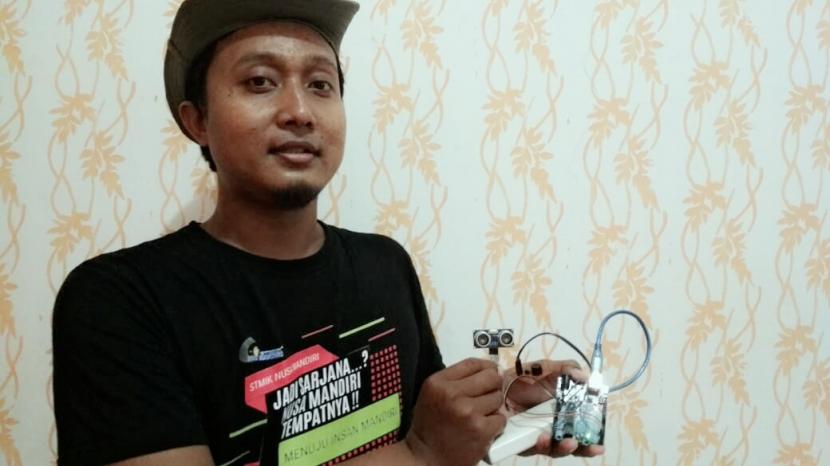 Ipin Sugiyarto, alumni STMIK Nusi Mandiri yang berhasil menciptakan alat sensor jaga jarak terkait Covid-19.