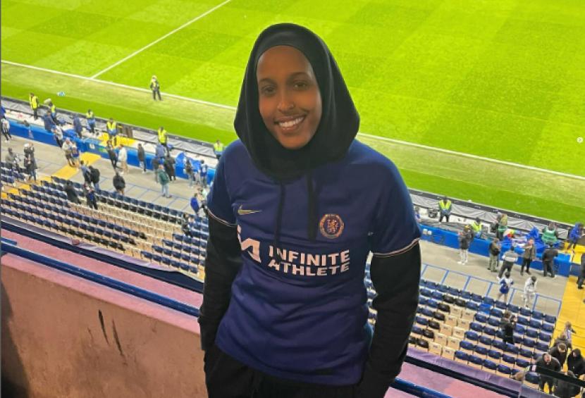 Iqra Ismail, pesepak bola muslimah yang sempat dilarang bermain dengan mengenakan celana panjang olahraga.