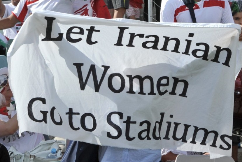 Iran kini mengizinkan perempuan menyaksikan pertandingan olahraga pria di stadion.
