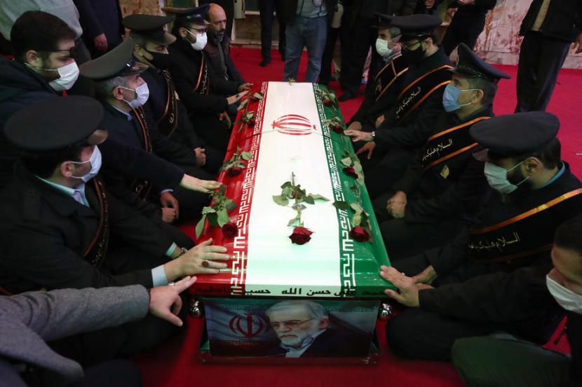 Iran telah melakukan pemakaman untuk ilmuwan nuklir Mohsen Fakhrizadeh di markas Kementerian Pertahanan Teheran pada Senin (30/11).