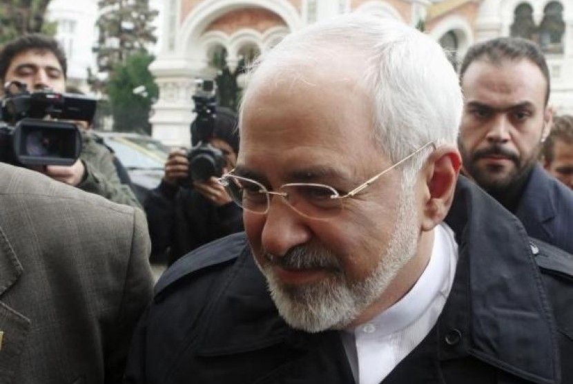 Iranian Foreign Minister Mohammad Javad Zarif arrives at the Iranian embassy for lunch with former European Union foreign policy chief Catherine Ashton in Vienna November 18, 2014.
