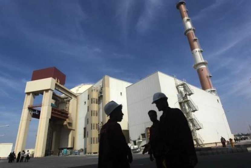 Pekerja Iran berdiri di depan pembangkit nuklir Bushehr di Teheran, Iran.