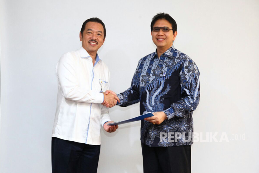 Direktur Niaga dan Restrukturisasi PT. Dirgantara Indonesia, Budiman Saleh menerima serah terima jabatan menjadi Direktur Utama PT. PAL di Kantor Kementerian BUMN, Senin (3/3).