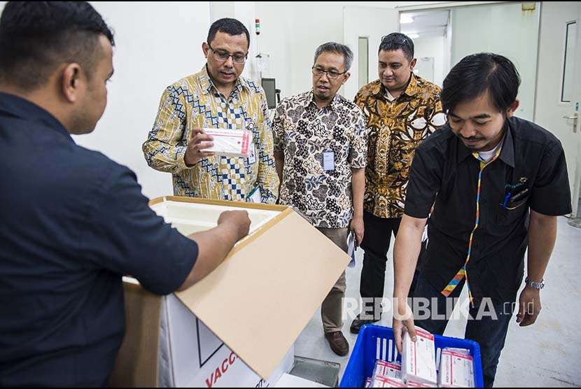 Direktur Utama Bio Farma M Rahman Roestan (kedua kiri), Senior Manager Penjualan Ekspor Hegar A. Suprayogi (kedua kanan) dan Kepala Divisi Marketing dan Distribusi Tedi Herawan (tengah) meninjau kesiapan Ekspor Vaksin di Bio Farma, Bandung, Jawa Barat. (Ilustrasi)