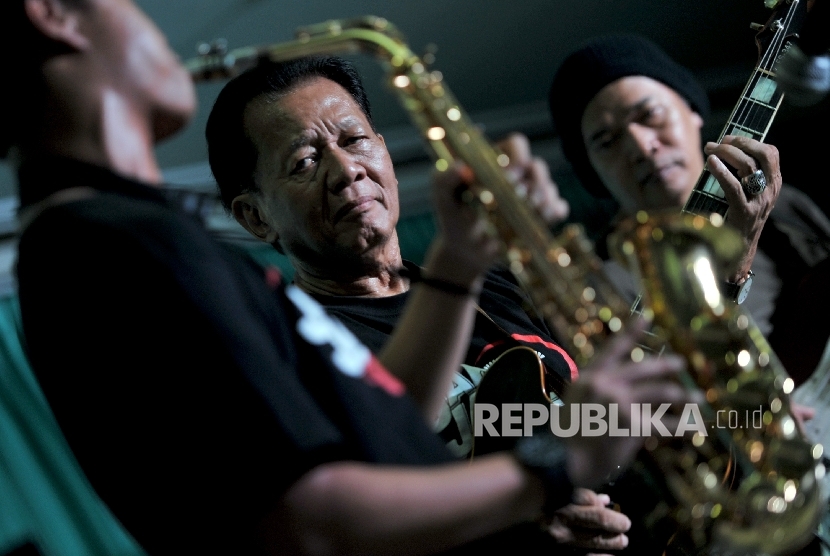 IRENG MAULANA AND THE KIDS