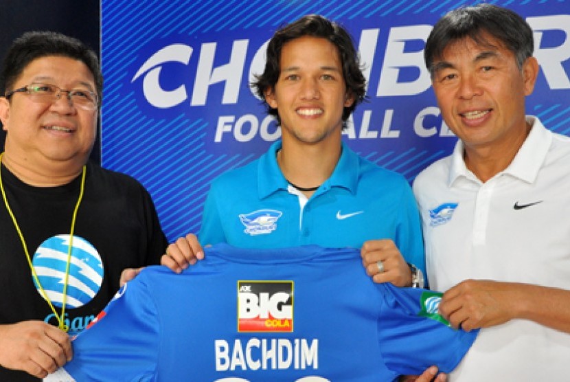 Irfan Bachdim diperkenalkan di Chonburi FC.