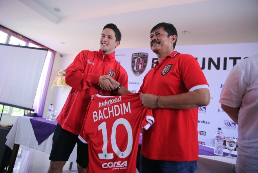 Irfan Bachdim (kiri) berfoto bersama pelatih Bali United, Indra Sjafri.