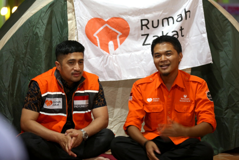 Irfan Hakim bersama Rumah Zakat menghibur para korban gempa Lombok.