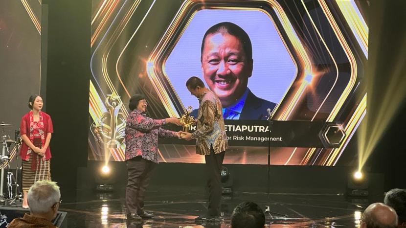 Irfan Setiaputra meraih penghargaan People of The Year 2023 untuk kategori Business Person for Risk Management