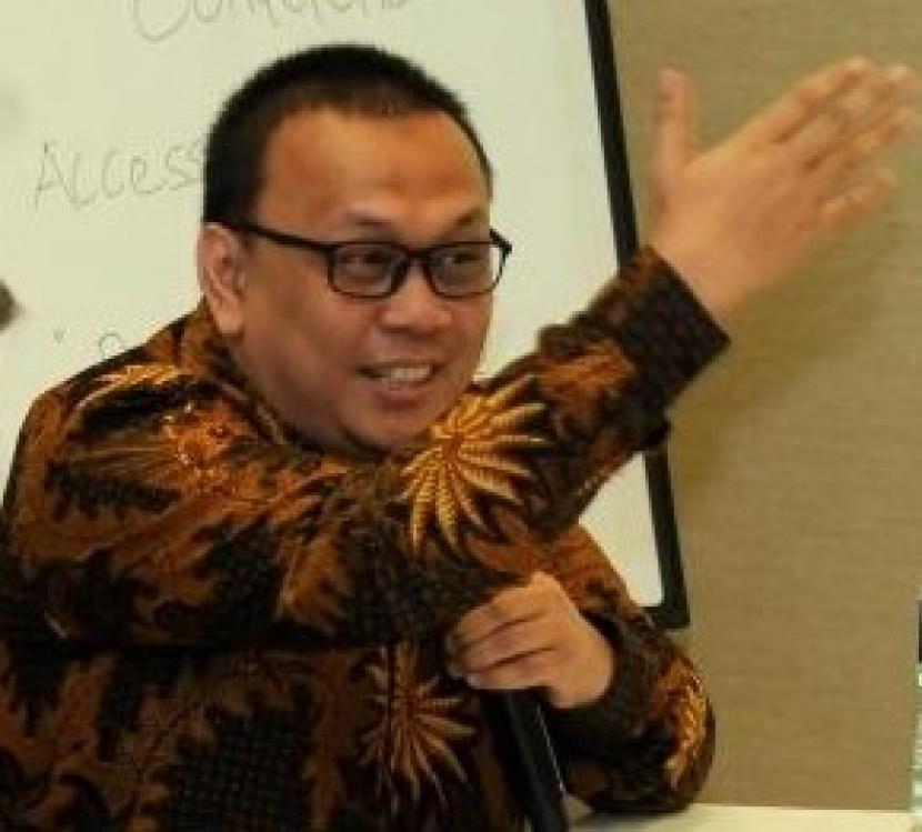 Irfan Syauqi Beik. Pemerintah membuka masa penawaran surat berharga syariah negara (SBSN) kepada investor individu yakni sukuk wakaf ritel seri SWR003 dengan kupon 5,05 persen.