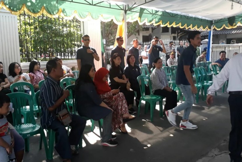 Iriana Joko Widodo menemani Kaesang Pangarep mencoblos di TPS 23 Manahan, Solo, Rabu (27/6).