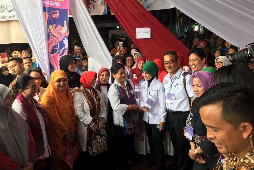 Iriana Joko Widodo saat meninjau pemeriksaan IVA dan Papsmear di Pasar Lubuk Biaya Kota Padang