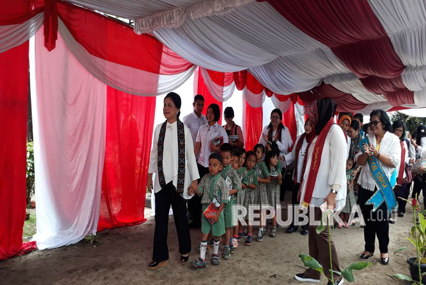 Iriana Jokowi mengunjungi PPAUD Toba Lestari, Kabupaten Toba Samosir, Sumatera Utara. Ia juga menyempatkan diri menari Tortor bersama. 