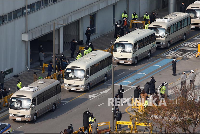 Iring-iringan bus membawa warga Korea Selatan yang dievakuasi dari Kota Wuhan, setelah mendarat di  Gimpo International Airport, Gimpo, Korea Selatan, Jumat (31/1).