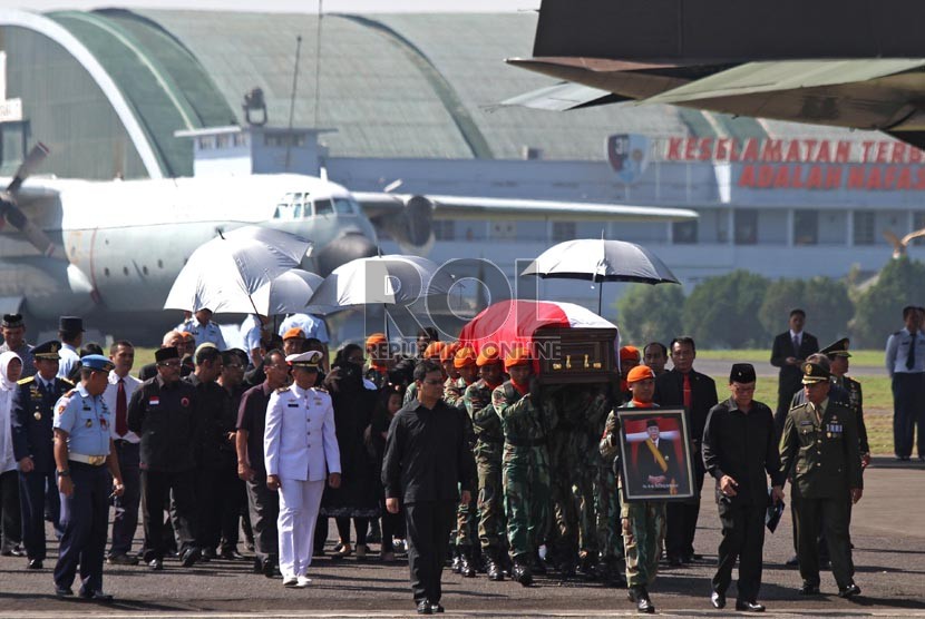   Iring-iringan jenazah Taufiq Kiemas tiba di Bandara Halim Perdana kusuma, Jakarta, Ahad (9/6).  (Republika/Adhi Wicaksono)