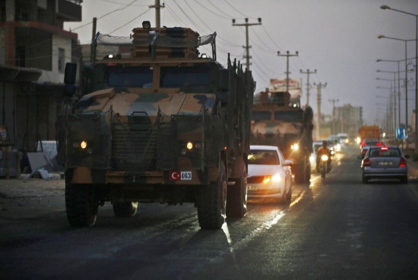 Iring-iringan kendaraan militer menuju ke perbatasan Turki-Suriah.