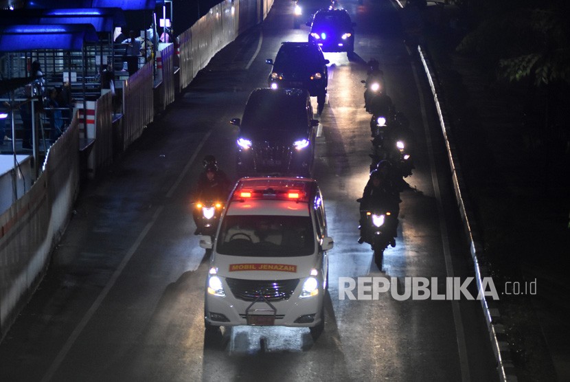 Iring-iringan mobil ambulans yang membawa jenazah almarhum Presiden ke-3 RI, BJ Habibie melintas di kawasan Rasuna Said, Jakarta, Rabu (11/9/2019). 