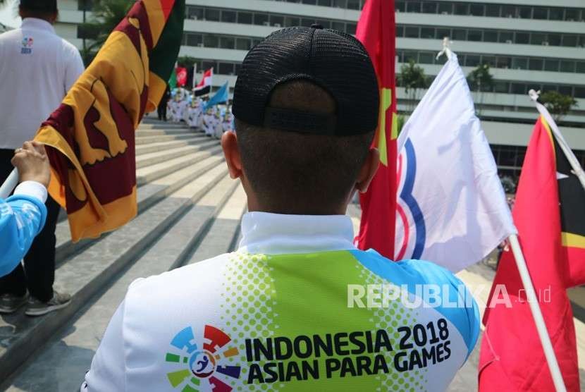 Iring-iringan pawai obor Asian Para Games 2018 tiba di Kompleks Parlemen Senayan, Jakarta, Ahad (30/9). 