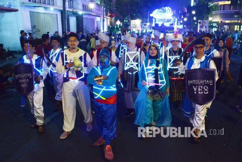 Iring-iringan peserta dengan pakaian bertema kisah Seribu Satu Malam pada acara Bandung Light Festival 2018, di Jalan Asia Afrika, Kota Bandung, Senin (22/10).
