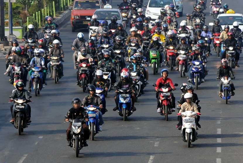  Iring-iringan sepeda motor pemudik bercampur dengan kendaraan lainnya terlihat menuju Jakarta di Jalan Ahmad Yani, Bekasi, Jawa Barat, Ahad (26/8). (Aditya Pradana Putra/Republika)
