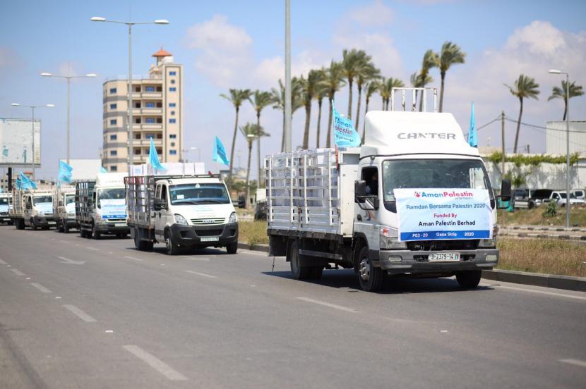 Iring-iringan truk membawa bantuan makanan buka puasa dan sahur dari Aman Palestin untuk keluarga miskin di Jalur Gaza, Palestina.
