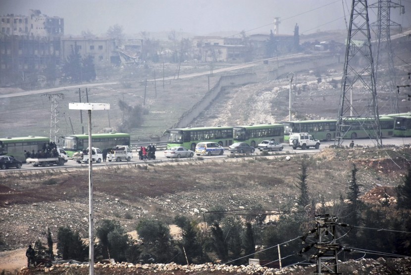 Iringan bus pengungsi di Aleppo