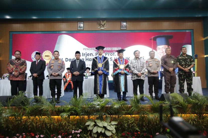 Irjen Dadang Hartanto resmi dikukuhkan sebagai guru besar dalam bidang Ilmu Administrasi Publik pada Fakultas Ilmu Sosial dan Ilmu Politik Universitas Muhammadiyah Sumatera Utara (UMSU).