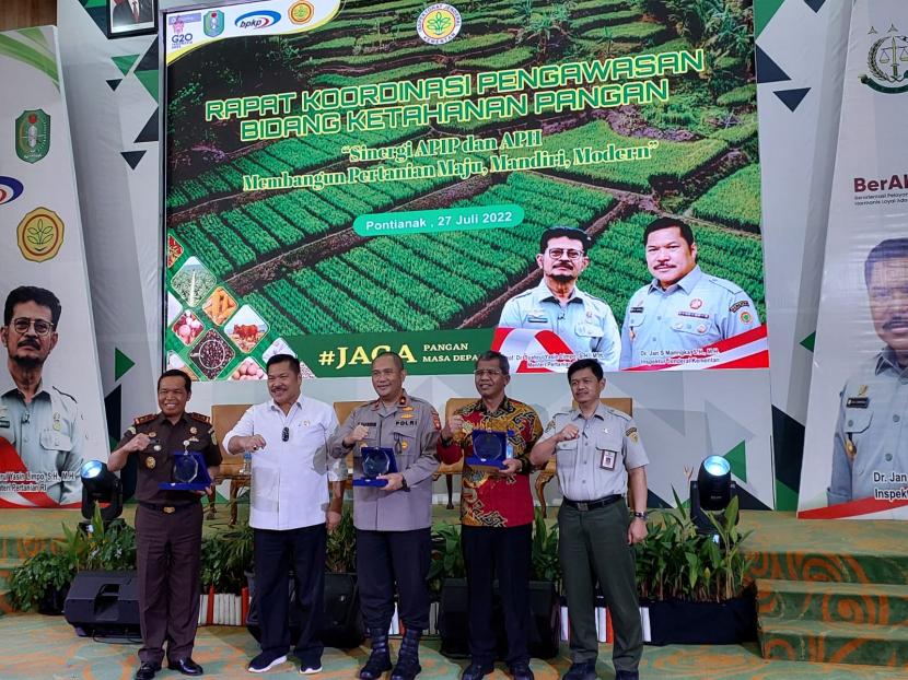 Irjen Kementan, Jan Samuel Maringka, saat menghadiri Rapat Koordinasi Pengawasan Bidang Ketahanan Pangan di Pontianak, Kalimantan Barat.