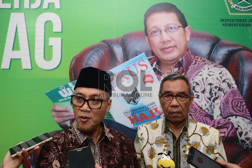 Irjen Kementerian Agama Moch Jasin (kiri) bersama Sekjen Kementerian Agama Nur Syam (kanan) menunjukan buku serta maskot lebah sesaat setelah launching 50 buku audit dan maskot lebah di Kantor Itjen Kemenag, Jakarta, Jumat (8/1).