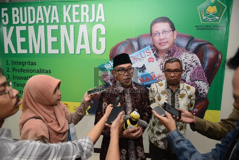 Irjen Kementerian Agama Moch Jasin (kiri) bersama Sekjen Kementerian Agama Nur Syam (kanan).