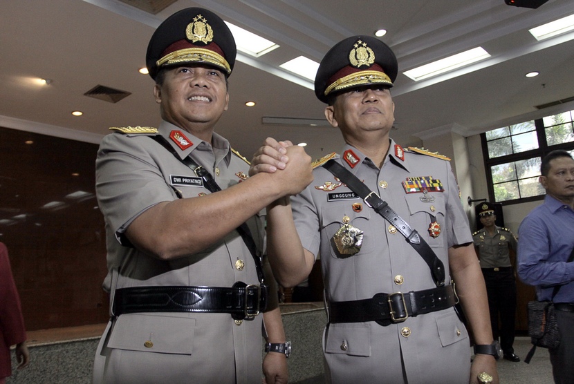  Irjen Pol Unggung Cahyono (kanan) berjabat komando dengan Irjen Pol Dwi Priyatno (kiri) usai serah terima jabatan di Ruang Rapat Utama Mabes Polri, Jakarta, Rabu (3/9). 