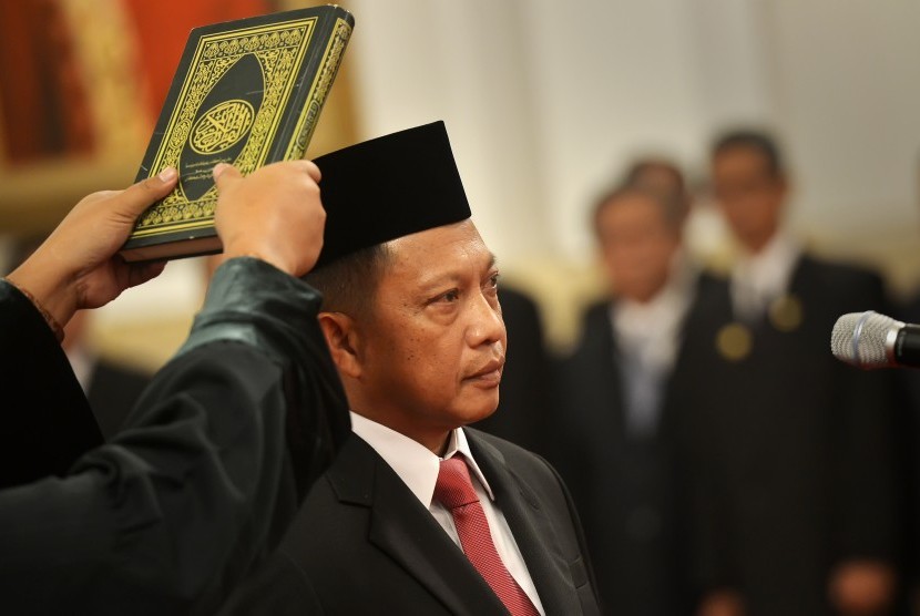 Irjen Polisi Tito Karnavian mengucapkan sumpah jabatan sebagai Kepala Badan Nasional Penanggulangan Terorisme (BNPT) yang dipimpin oleh Presiden Joko Widodo di Istana Negara, Jakarta, Selasa (16/3).