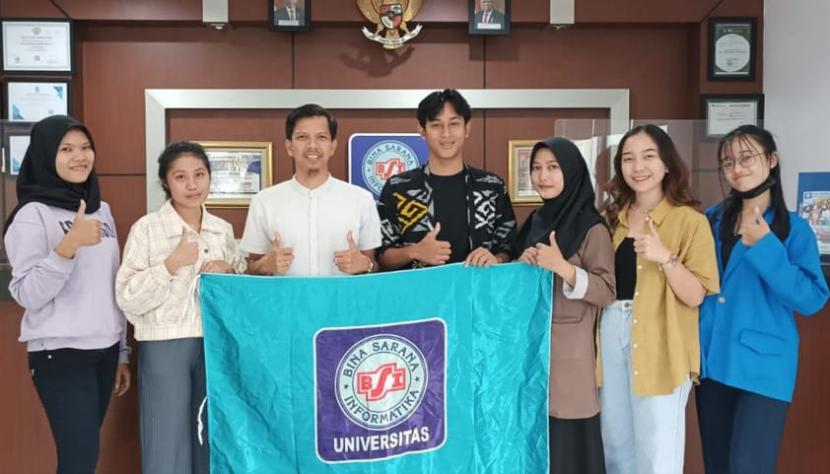 Irma, Antik, Caroline, Rina dan Herman yang berhasil menarik perhatian dengan menjadi finalis di kompetisi bergengsi yaitu pemilihan putri wisata dan pemilihan putera puteri Kalimantan Barat, dimana mahasiswa ini berhasil menyingkirkan peserta peserta lainnya untuk masuk sebagai finalis