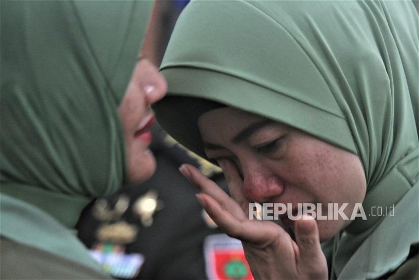 IZN, istri mantan Komandan Kodim 1417 Kendari Kolonel Kav HS, menangis usai Upacara Sertijab Komandan Kodim 1417 Kendari di Aula Tamalaki Korem 143 Haluoleo, Kendari, Sulawesi Tenggara, Sabtu (12/10). 