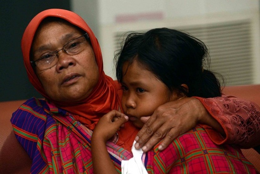 Irmayanti (7 years) was cuddled by her grandmother after being recued alive in an acccident bewtween Bahuga Jaya and Norgas Cathinka tanker in Sunda Strait.   