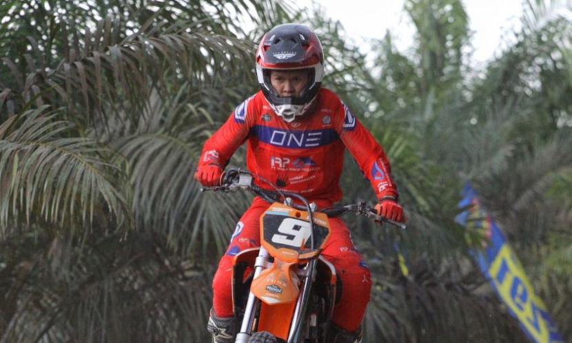 Irvan Fadillah yang merupakan salah satu pembalap andalan Universitas BSI khususnya dalam ajang balap Grasstrack, dimana dalam ajang ini Irvan berhasil memborong beberapa piala yaitu JUARA 2 BBK MODIF 4 TAK PRO, JUARA 2 BBK 2 tak MODIF OPEN, JUARA 5 FFA OPEN, JUARA 5 BBK MODIF 2-4 Tak Open. 